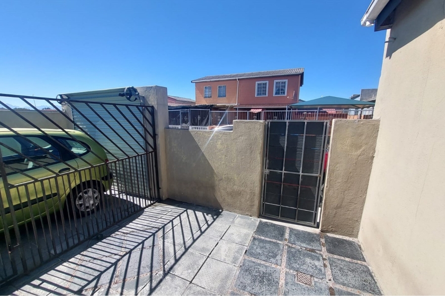 3 Bedroom Property for Sale in Lentegeur Western Cape